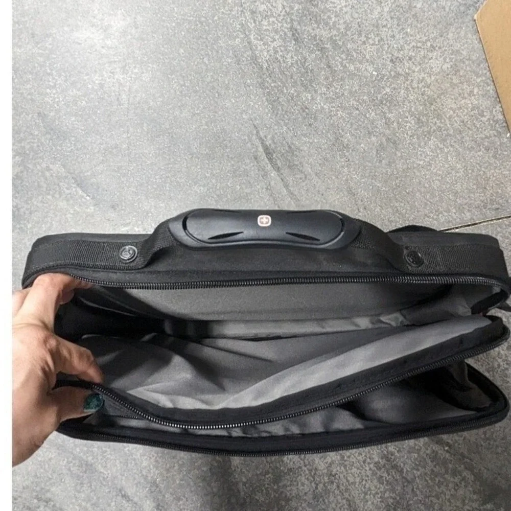 Minimalist Business Tech Wenger SwissGear Laptop Soft Messenger Bag 16